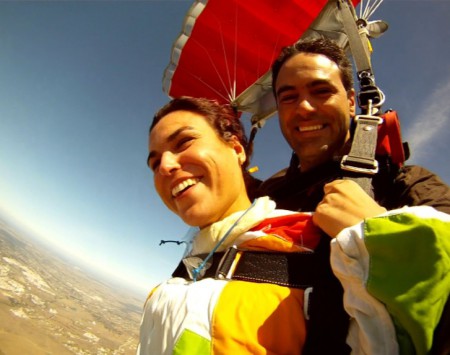 Sob a tranquilidade de um páraquedas o mundo aos nossos pés